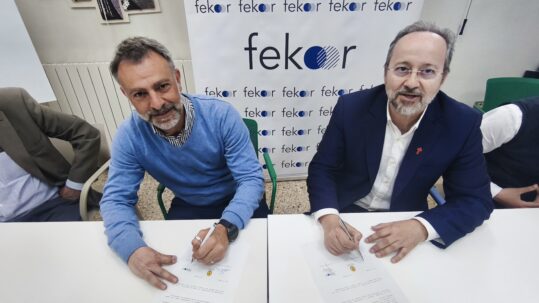 Firma cesión uso Sancho Azpeitia con los Camilos